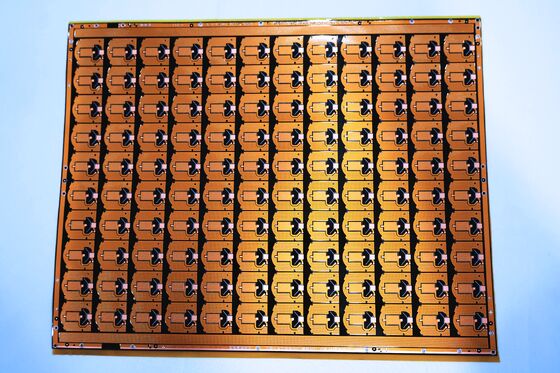 طبقة مزدوجة من FPC مع 0.1mm Min. عرض الخط والمرونة العالية للتصميم المدمج ذو الجانبين المزدوج